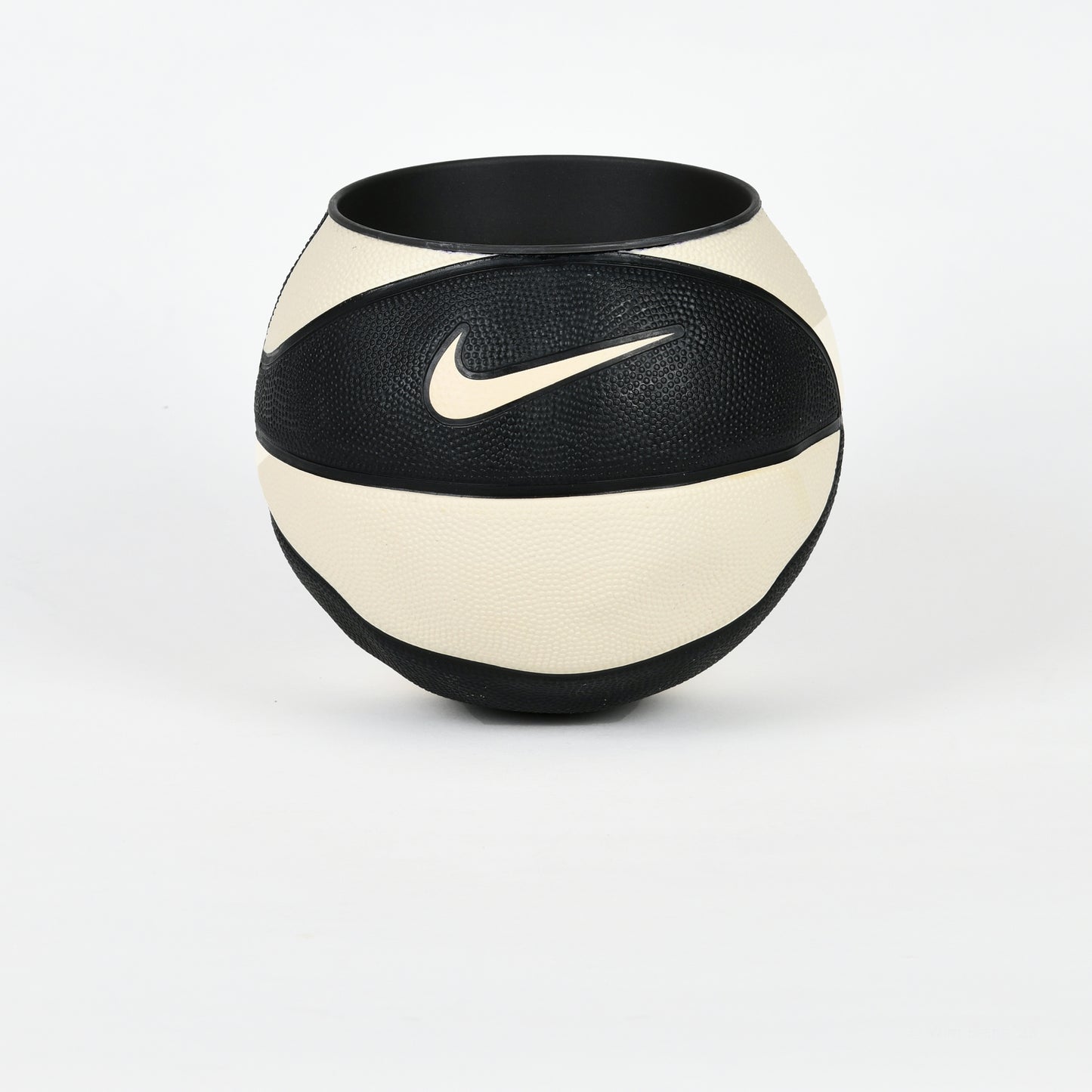 Black/white basketball planter